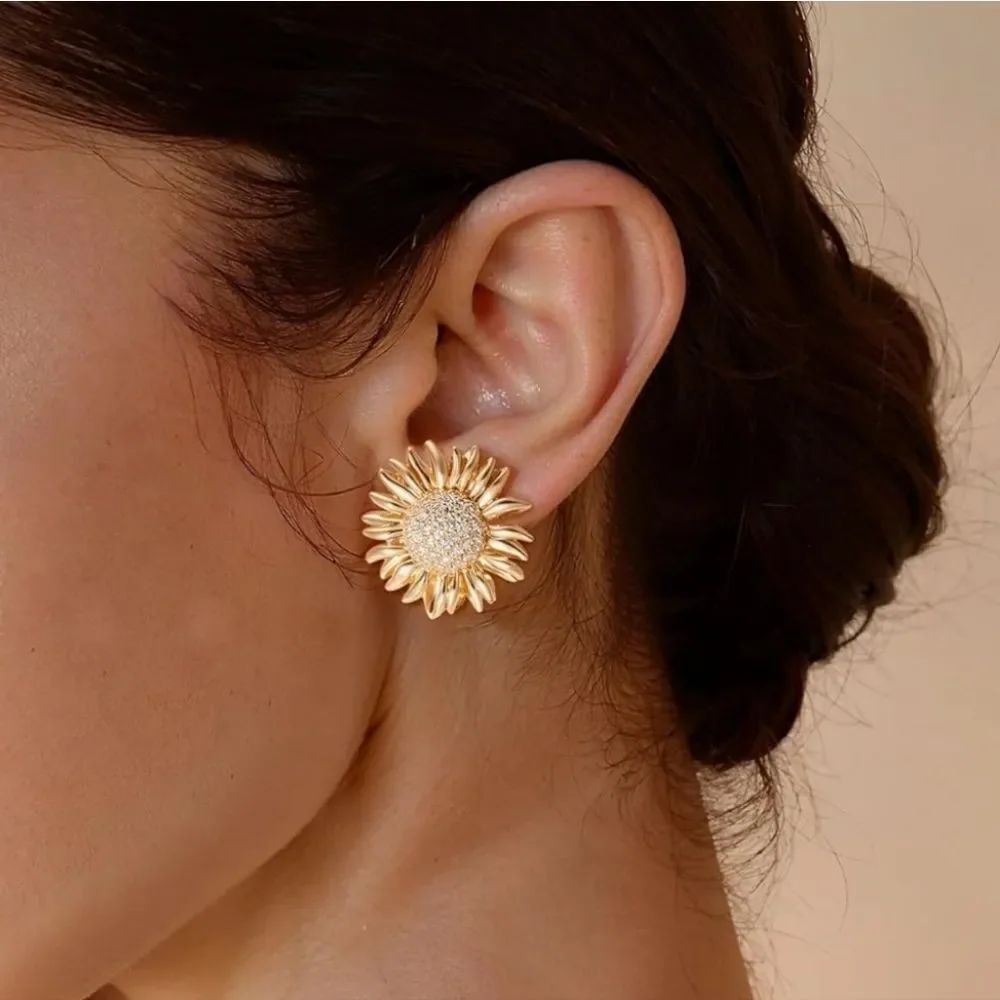 🔥⏭️NIB Sunflower 14k Gold Plated Stud Earrings